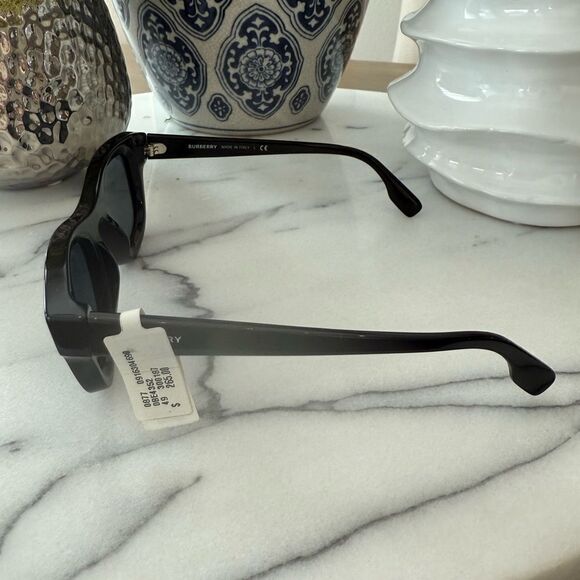 Burberry Eyewear Sidney 
oversize frame sunglasses no case main image 5